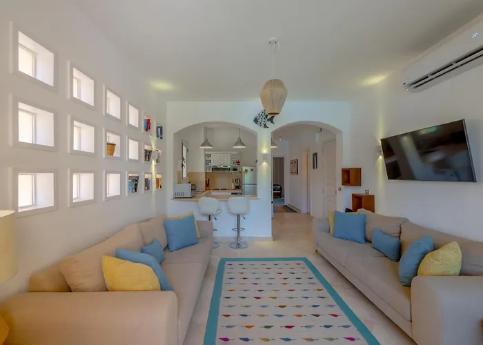 Charming With Pool In Prime Location Apartment