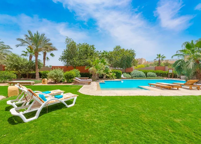 Charming With Pool In Prime Location