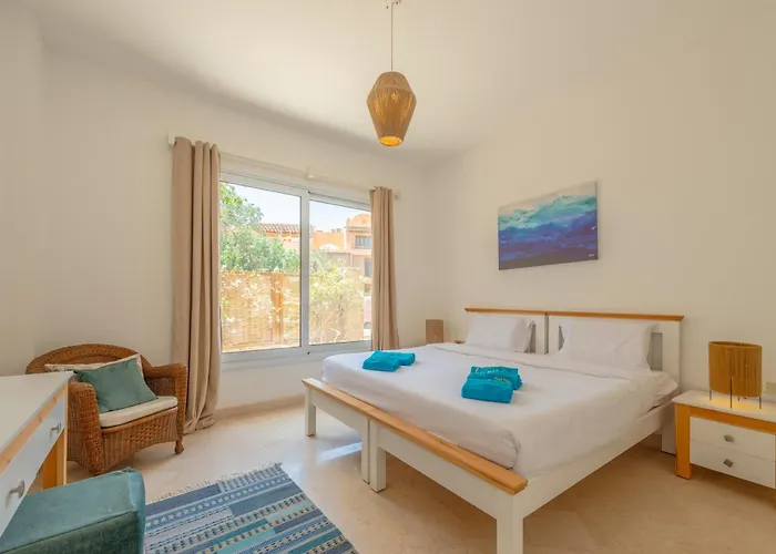 Apartment Charming With Pool In Prime Location *
