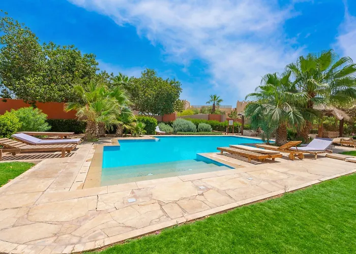 Charming With Pool In Prime Location *