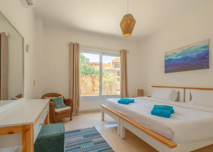 Charming With Pool In Prime Location *