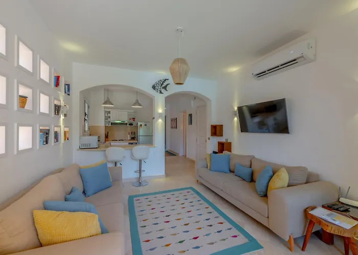 Charming With Pool In Prime Location Apartment