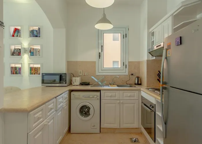 Charming With Pool In Prime Location Apartment